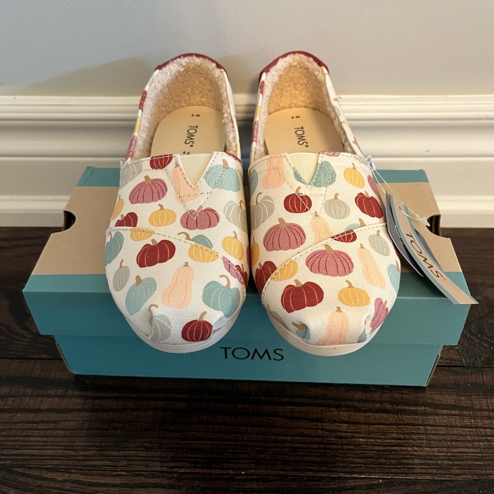 TOMS Women's Pumpkin Print Shoes